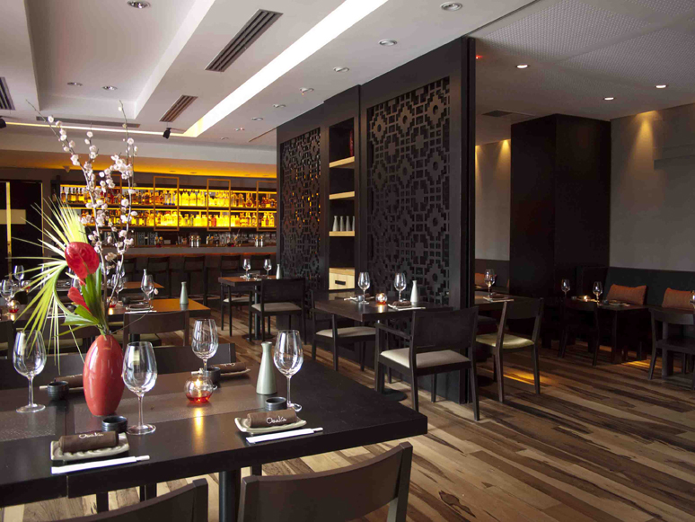 Restaurant Osaka en Puerto Madero con piso Guayubira Unfinished -cada tabla es tratada artesanalmente por cepillos de distintas durezas y ubicaciones